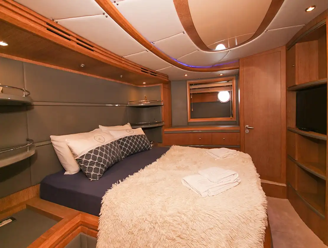 Antalya Yacht Rental Azimut Leonardo 98 